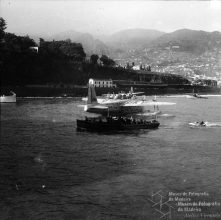 Dois hidroaviões da companhia aérea Aquila Airways Lda, na baía do Funchal