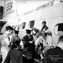 Passageiros a desembarcar de um hidroavião da companhia aérea Aquila Airways Lda para uma lancha, na baía do Funchal