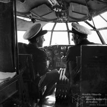 Piloto e co-piloto na cabine de comando de um hidroavião da companhia aérea Aquila Airways Lda, Concelho do Funchal 
