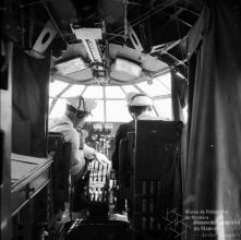 Piloto e co-piloto na cabine de comando de um hidroavião da companhia aérea Aquila Airways Lda, Concelho do Funchal 