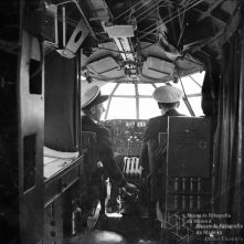 Piloto e co-piloto na cabine de comando de um hidroavião da companhia aérea Aquila Airways Lda, Concelho do Funchal 