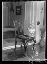 Cadeira, jarro e candeeiro, em local não identificado, na Ilha da Madeira