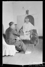 Pintor a trabalhar num quadro com o retrato do bispo do Funchal, D. António Manuel Pereira Ribeiro, em local não identificado, na Ilha da Madeira