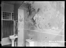 Pintura numa casa de banho, em local não identificado, na Ilha da Madeira