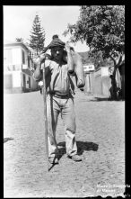 Borracheiro, na rua em frente à igreja de Santo Antão (atual rua João Paulo II), Freguesia do Caniço, Concelho de Santa Cruz