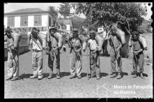 Borracheiros, na rua em frente à igreja de Santo Antão (atual rua João Paulo II), Freguesia do Caniço, Concelho de Santa Cruz