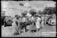 Floristas, no largo da Restauração, Freguesia da Sé, Concelho do Funchal